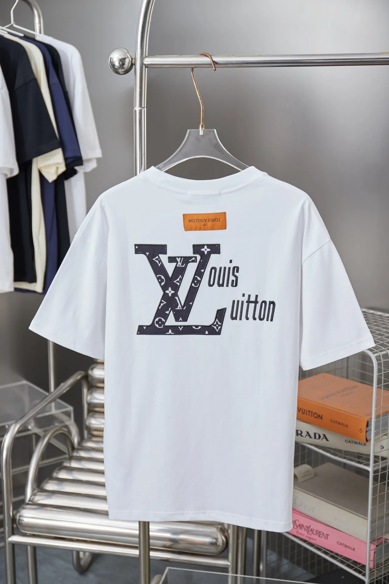 🅿️180 1V 25SS early spring new style Short sleeves with embroidered LV letters Light luxury Essential item for daily commuting for men and women Correct version Welcome to compare Detailed features · 320g 100% pure cotton double yarn jersey fabric · Custom dyed special thickening in the same vat 32 pieces double-strand 1X1 thread · Imported Tajima machine appliqué embroidery LV letter technology · Double needle stitching cross-stitch technology · Original main mark, washable tag, brand moisture-proof paper packaging Color: black/white Size: S/M/L/XL